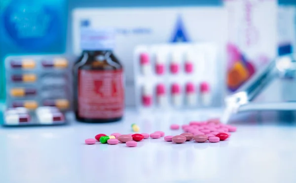 Bulanık Ilaç Tepsisi Şişe Kapsül Üzerinde Renkli Tablet Kapsül Yığını — Stok fotoğraf