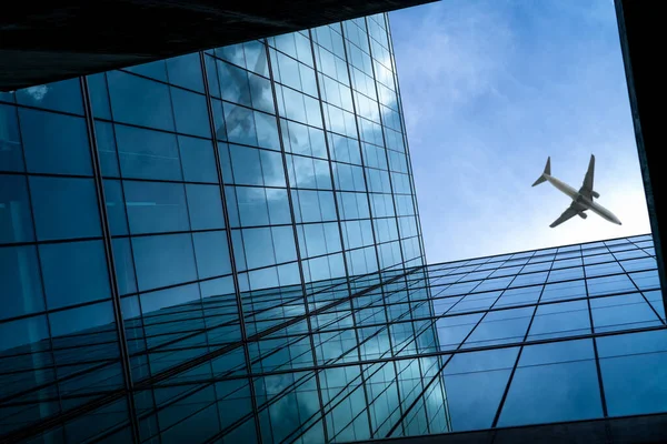 Avião Voando Acima Edifício Escritórios Vidro Moderno Perspectiva Construção Negócios — Fotografia de Stock