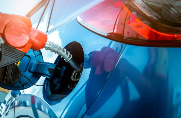 Repostaje Coches Gasolinera Llenar Combustible Con Gasolina Bomba Gasolina Llenado — Foto de Stock