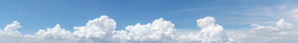 Białe Puszyste Chmury Błękitnym Niebie Miękki Dotyk Jak Bawełna Białe — Zdjęcie stockowe