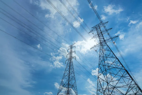Högspänning Elektrisk Pylon Och Elektrisk Tråd Mot Blå Himmel Och — Stockfoto