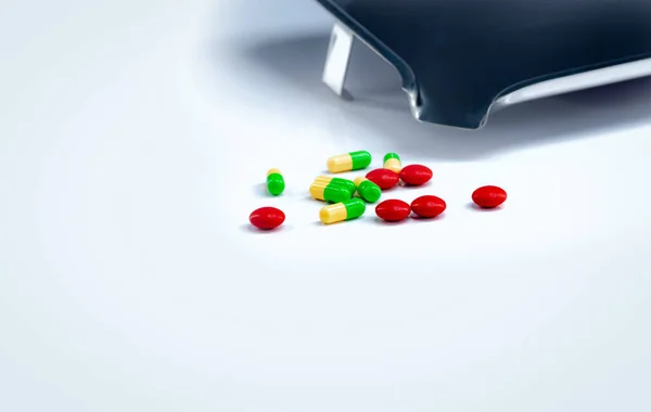Comprimidos Rojos Cápsulas Verde Amarillas Con Bandeja Para Medicamentos Sobre — Foto de Stock