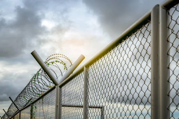 Gevangenisbeveiliging Hek Een Hek Met Prikkeldraad Scheermesdraad Hek Barrièregrens Veiligheidsmuur — Stockfoto