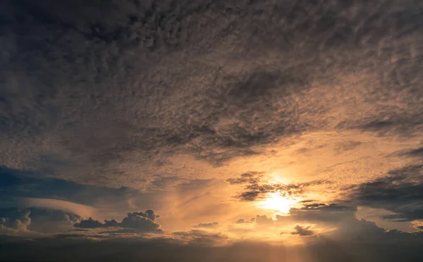 하늘과 하늘은 빛으로 종교적 황금빛 하늘과 먹구름의 아름다운 자연의 패턴입니다 — 스톡 사진