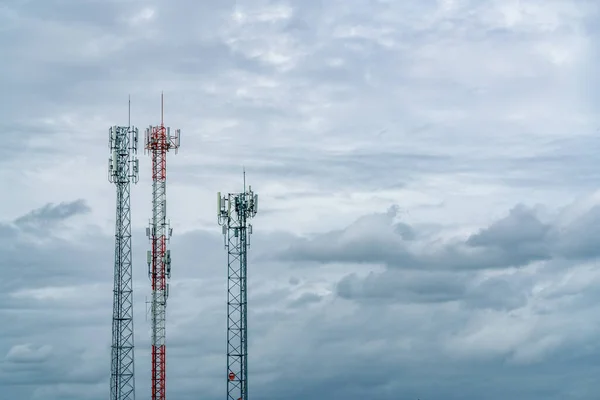 Telecommunicatietoren Met Witte Bewolkte Lucht Antenne Radio Satelliet Paal Communicatietechnologie — Stockfoto