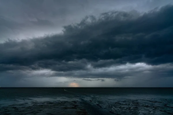 Пейзаж Вид Море Время Прилива Силуэт Темно Драматическое Закатное Небо — стоковое фото