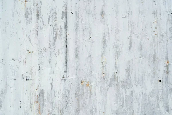 Beyaz renge boyanmış galvanizli çarşaf. Boş beyaz duvar dokusu arka planı. Beyaz duvar boyası soyuluyor. Çizgili gri galvanizli çarşaf. En az yaşam için boş beyaz ve gri arkaplan.