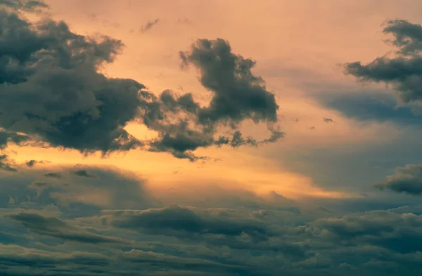 회색과 황금빛 구름이 하늘을 뒤덮었습니다 하늘과 천둥과 폭풍의 슬프고 스러운 — 스톡 사진