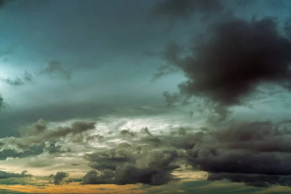 Céu Por Sol Nuvens Cinzentas Douradas Céu Cinzento Nuvens Fofas — Fotografia de Stock