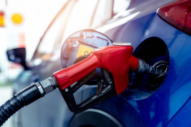Benzin istasyonunda yakıt ikmali. Benzinle doldur. Benzin pompası benzin deposundaki benzin deposunu dolduruyor. Petrol endüstrisi ve hizmet. Petrol fiyatı ve petrol krizi kavramı.