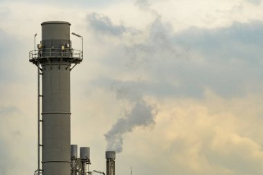 Fabrikadan gelen hava kirliliği. Endüstriyel pipo bacasından siyah duman. Küresel ısınma sorunu. Hava kirletici emisyon faktörleri. Hava kirliliği. Başbakan 2.5 toz. Astım ve KOAH tetikleyicileri..
