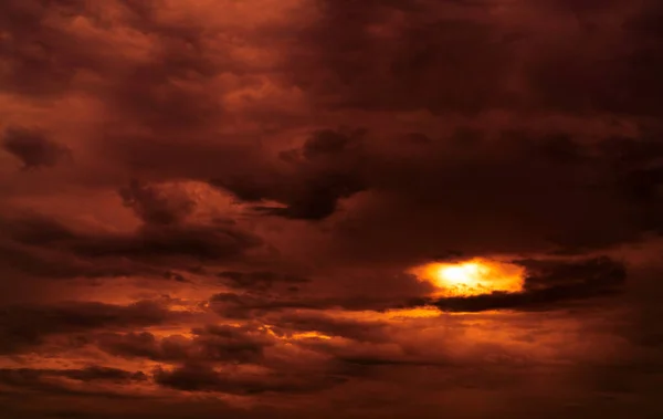 劇的な赤い曇天の抽象的な背景 日没の空に赤と黒の雲 暖かい天候の背景 夕暮れ時の空の芸術写真 抽象的な背景を日没 夕暮れと夜明けのコンセプト — ストック写真