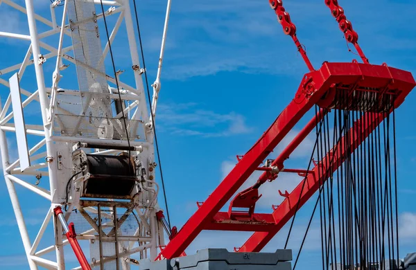 Gros Plan Grue Sur Chenilles Avec Élingue Câble Métallique Sur — Photo