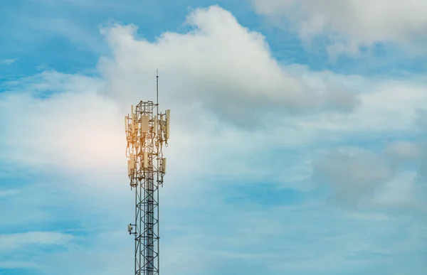 Torre Telecomunicaciones Con Cielo Azul Nubes Antena Polo Radio Satélite — Foto de Stock