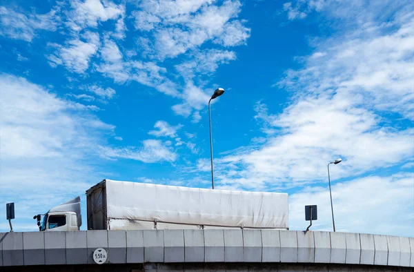 Logistica Trasporto Camion Strada Statale Elevata Cemento Camion Con Container — Foto Stock