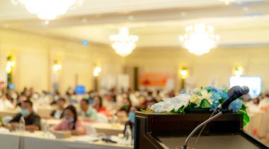 Mikrofon podyum sahnesinde konuşma ya da konferans salonunda konuşma yapacak. Etkinlik sahnesinde hoparlör sesi. Toplantı ve sunum seminer odasında. İzleyicilerle konuşmak için mikrofon.