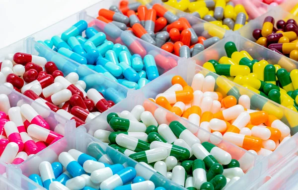 Kolorowe Kapsułki Tabletka Plastikowym Pudełku Przemysł Farmaceutyczny Apteka Produktów Leczniczych — Zdjęcie stockowe