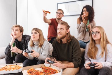 Koltukta oturuyor ve video oyunları oynarken, pizza yemek ve evde bira içme sırasında birlikte vakit arkadaş grubu. İnsanlar farklı duygular izole gösterilen portresi