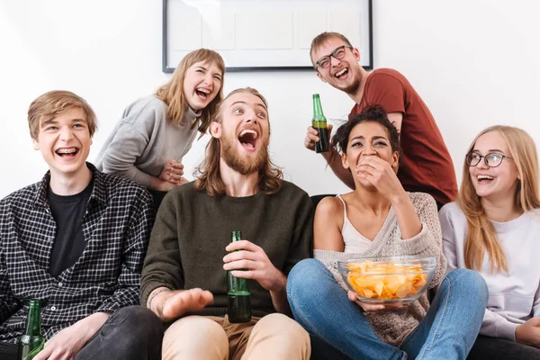 Grupo Amigos Felices Riéndose Sentados Sofá Viendo Películas Junto Con —  Fotos de Stock