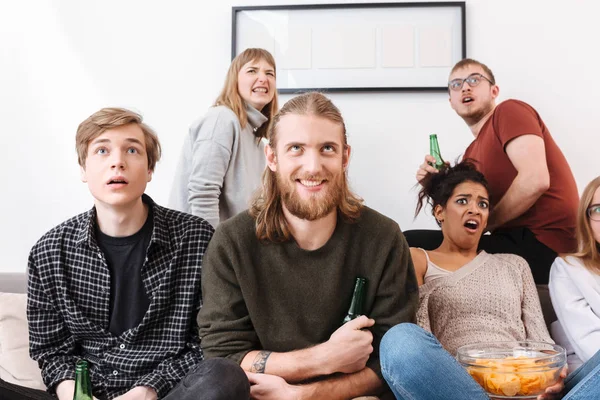 Portrait Young Smiling Man His Scared Friends Sitting Sofa Chips — Stock Photo, Image