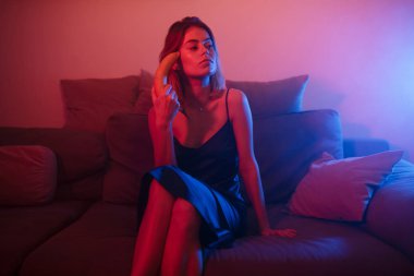 Kanepede oturan ve düşünceli bir kenara muz evde elinde tutarken arıyorum güzel Bayan portresi