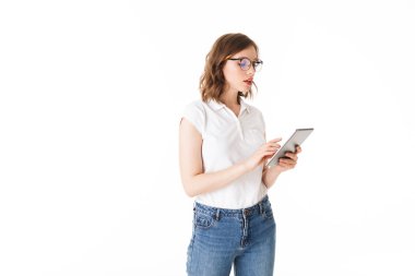 Ayakta ve düşünceli tablet izole beyaz arka plan üzerinde çalıştığı gözlük güzel Bayan portresi