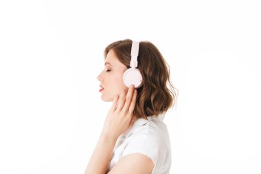 Güzel Bayan dremily gözleri izole beyaz arka plan üzerinde kapanış sırasında kulaklık müzik dinleme portresi