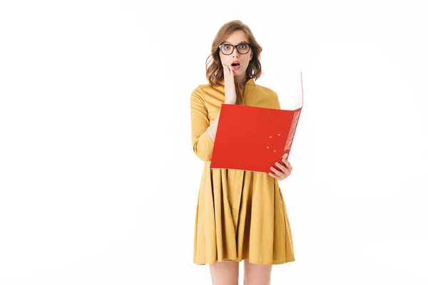 Retrato Jovem Senhora Óculos Vestido Amarelo Segurando Pasta Vermelha Enquanto — Fotografia de Stock