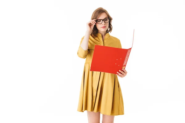 Retrato Jovem Senhora Óculos Vestido Amarelo Atenciosamente Olhar Pasta Vermelha — Fotografia de Stock