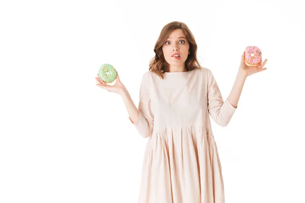 Retrato Jovem Senhora Vestido Rosa Com Donuts Nas Mãos Olhando — Fotografia de Stock