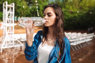 Ayakta ve düşünceli bir yana içme suyu Park'ta yağmur altında iken seyir ıslak saçlı Genç güzel Bayan portresi
