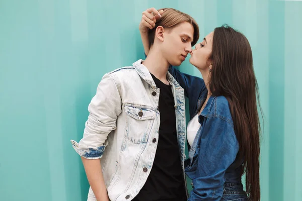 Retrato Jovem Casal Bonito Abraçando Beijando Uns Aos Outros Enquanto — Fotografia de Stock