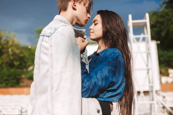 Retrato Jovem Lindo Casal Abraçando Enquanto Sob Chuva Data Parque — Fotografia de Stock