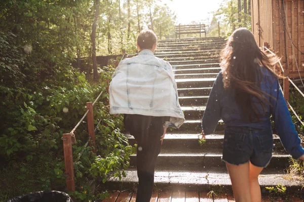 Vackert Foto Ungt Par Från Baksidan Går Bort Regn Park — Stockfoto