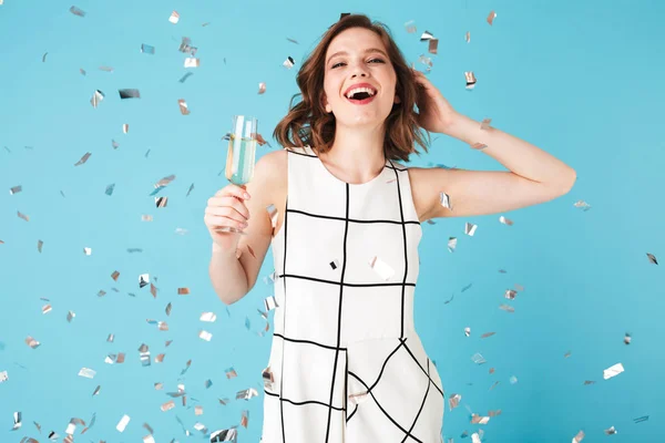 Retrato Bela Senhora Feliz Vestido Com Champanhe Confete Redor Enquanto — Fotografia de Stock