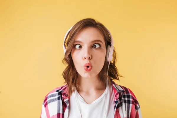 Retrato Linda Chica Camisa Colores Pie Los Auriculares Posando Cámara — Foto de Stock