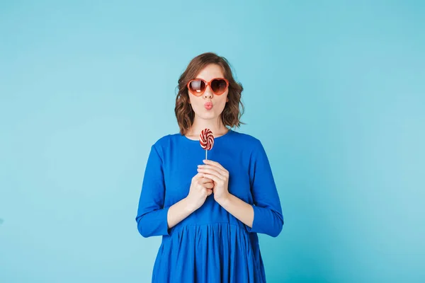 Foto Van Jonge Schattige Dame Zonnebrillen Blauwe Jurk Met Lollipop — Stockfoto