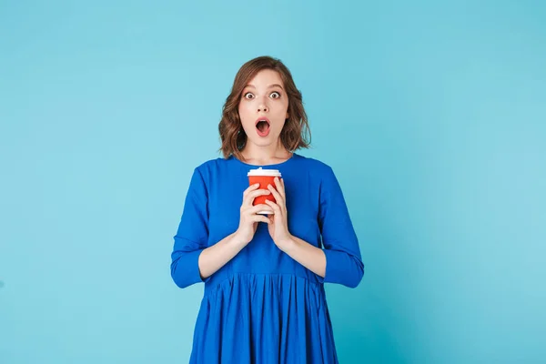 Foto Joven Dama Vestido Azul Pie Con Una Taza Café —  Fotos de Stock