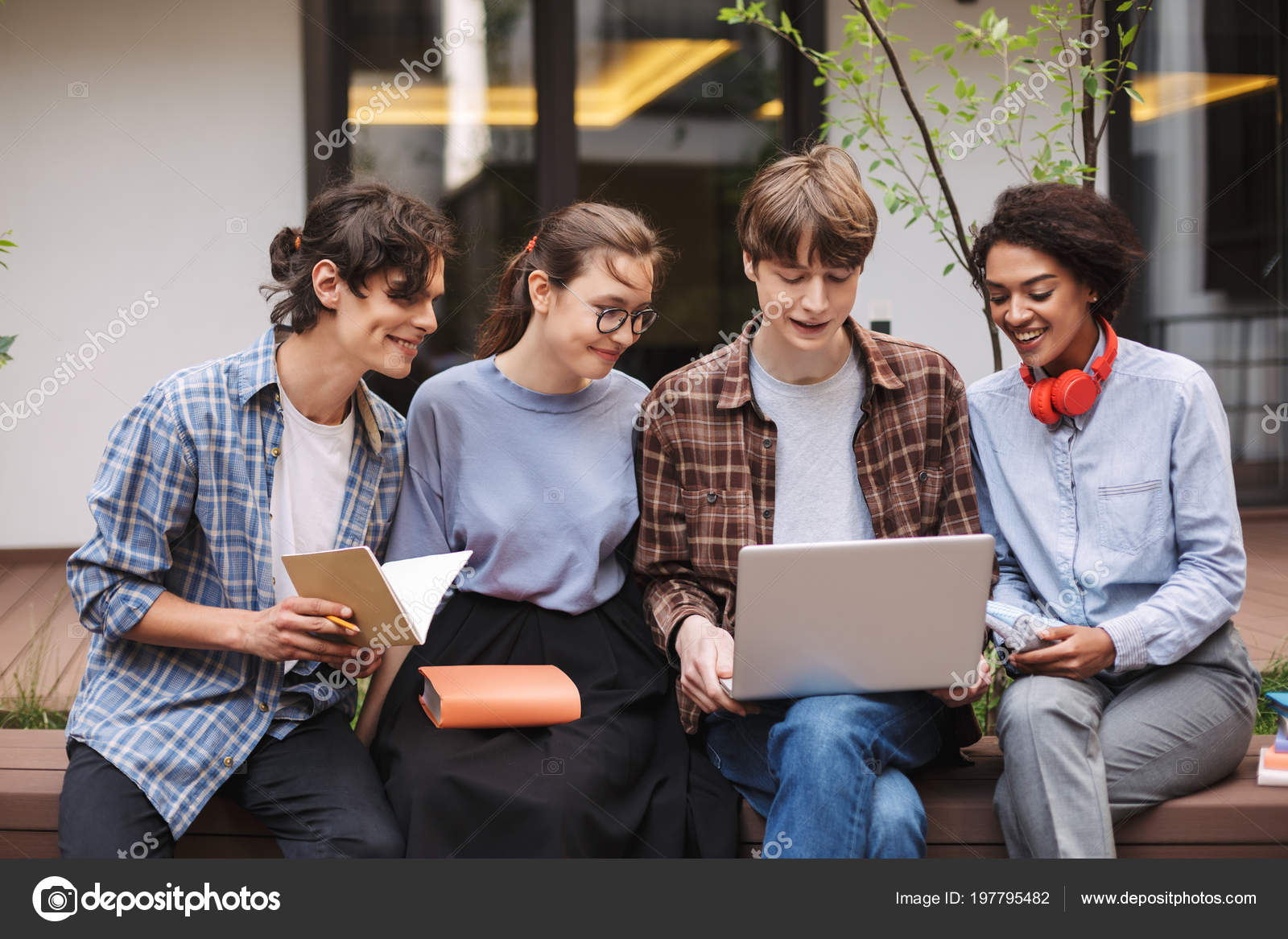 Студенты it. Студенты используют. Студенты используют. Студенты на занятиях. Focus study.