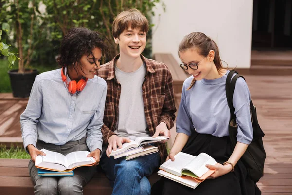 Eine Gruppe Fröhlicher Studenten Sitzt Auf Einer Bank Und Liest — Stockfoto