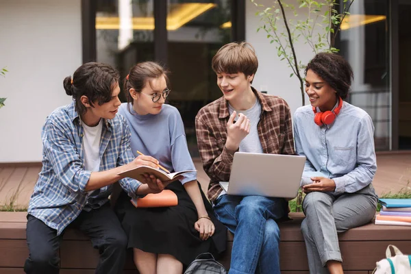 Студенти Сидять Лавці Ноутбуком Книгою Проводячи Час Дворі Університету Група — стокове фото