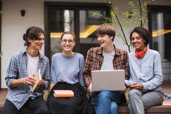 Eine Gruppe Lächelnder Studenten Sitzt Mit Laptop Und Büchern Auf — Stockfoto