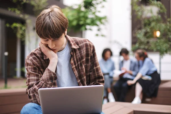 Foto Giovane Uomo Stanco Seduto Una Panchina Con Computer Portatile — Foto Stock