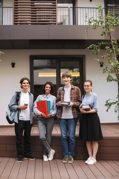 Молоді Усміхнені Студенти Стоять Книгами Папками Руках Щасливо Дивляться Камеру — стокове фото