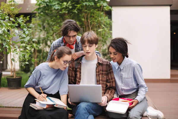 Gruppo Giovani Studenti Seduti Sulla Panchina Con Libri Laptop Ginocchio — Foto Stock