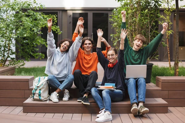 Gruppe Fröhlicher Studenten Die Innenhof Der Universität Sitzen Und Glücklich — Stockfoto