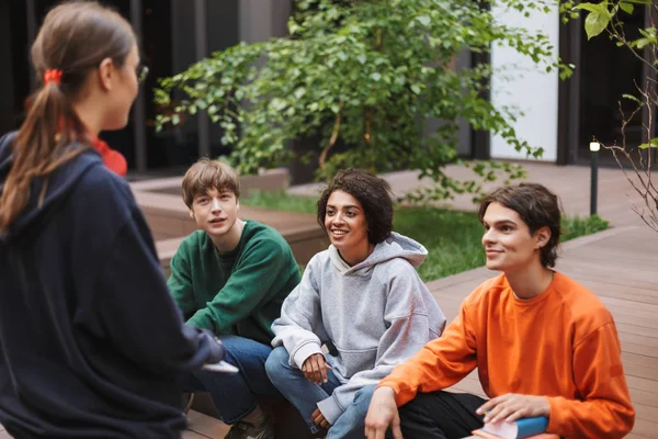 Gruppo Studenti Sorridenti Seduti Felici Trascorrere Del Tempo Insieme Nel — Foto Stock