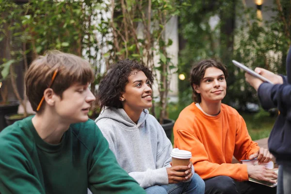 Groep Van Jonge Studenten Zitten Met Koffie Gaan Boeken Handen — Stockfoto