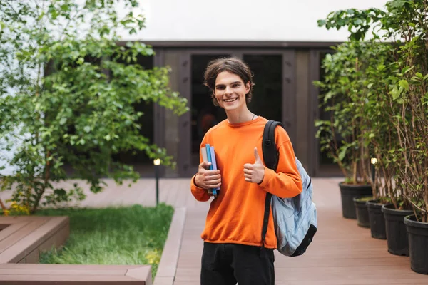 Hombre Alegre Pie Con Mochila Libros Mano Mostrando Felizmente Pulgar — Foto de Stock