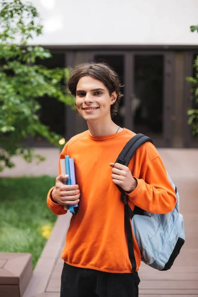 Ragazzo Sorridente Piedi Con Zaino Libri Mano Felicemente Guardando Macchina — Foto Stock